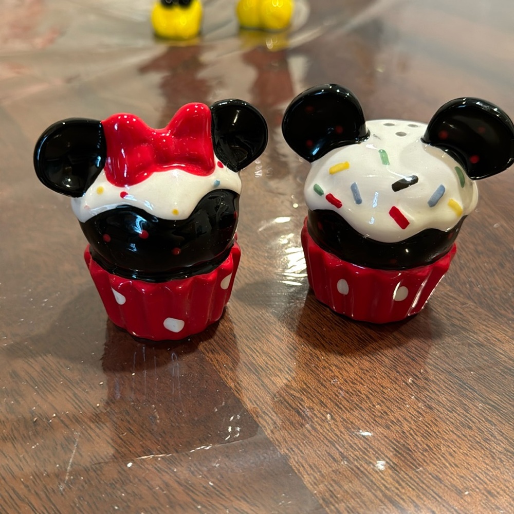 Disney Mickey & Minnie Mouse Ceramic Cupcake Salt Pepper Shakers